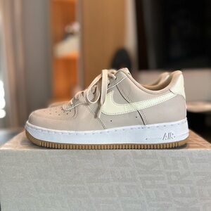 Women’s Beige Nike Sneakers 👟